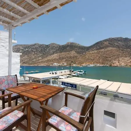펜션 Almyra Seaside House 카마레스